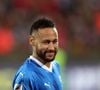 Ao deixar o campo, Neymar passou por um momento inusitado ao presentear um jogador adversário com seu short usado em campo