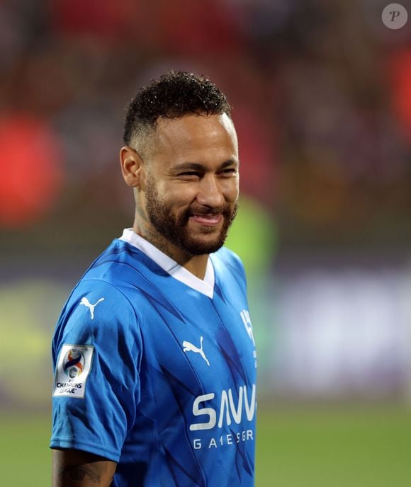 Ao deixar o campo, Neymar passou por um momento inusitado ao presentear um jogador adversário com seu short usado em campo