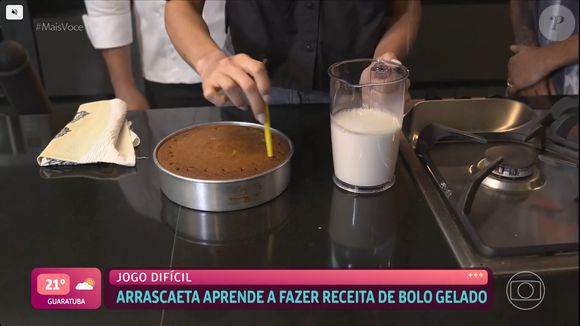 Bolo gelado de Arrascaeta, do Flamengo: itens são batidos de forma separada, assim como a calda, despejada no doce após ele sair do forno