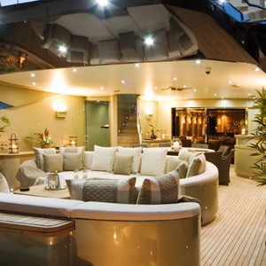 Bar interno e lounge do iate criam ambiente ideal para recepções exclusivas longe dos holofotes