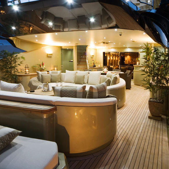 Bar interno e lounge do iate criam ambiente ideal para recepções exclusivas longe dos holofotes