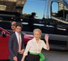 Ao chegar à NYFW, Carolina Herrera cumprimentou fãs e impressionou tanto por sua beleza quanto por sua mobilidade