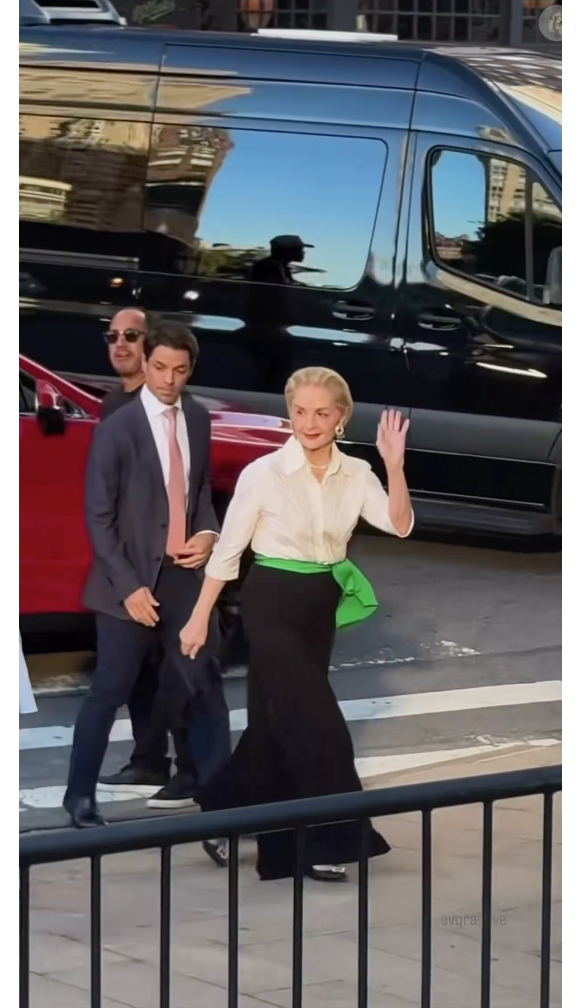 Ao chegar à NYFW, Carolina Herrera cumprimentou fãs e impressionou tanto por sua beleza quanto por sua mobilidade