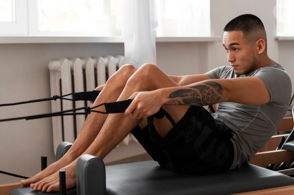 É por isso que uma lista de 34 exercícios clássicos o coloca em quinto lugar entre aqueles que melhor servem como ponte entre o aquecimento e movimentos mais exigentes.