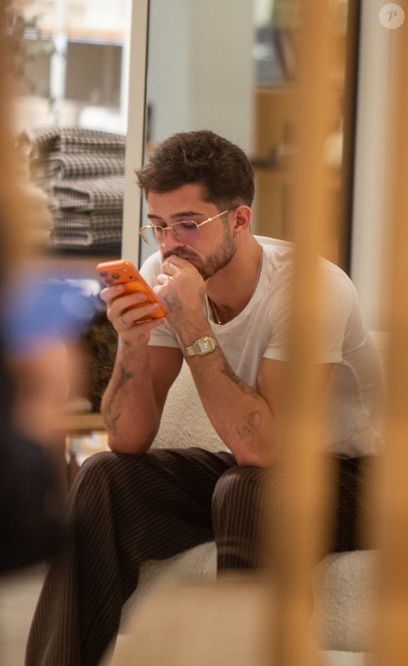 Enquanto isso, João Guilherme optou por descansar em um sofá da loja