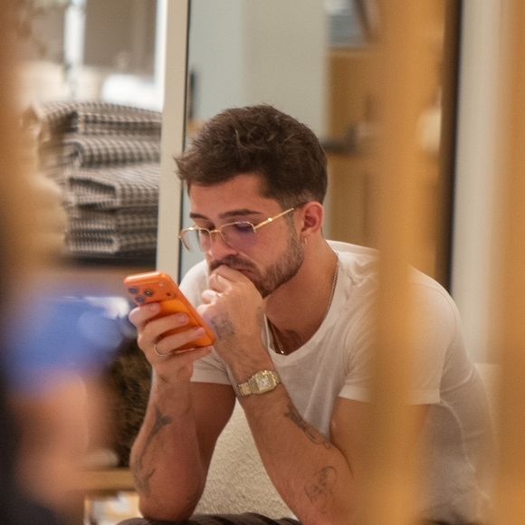 Enquanto isso, João Guilherme optou por descansar em um sofá da loja