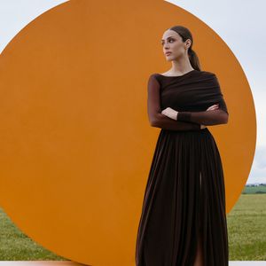 Ao Purepeople, atriz detalha diferenças entre seu estilo discreto e o closet chamativo da personagem