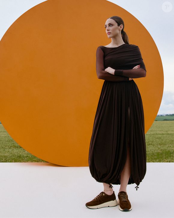 Ao Purepeople, atriz detalha diferenças entre seu estilo discreto e o closet chamativo da personagem