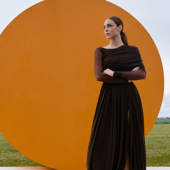 Ao Purepeople, atriz detalha diferenças entre seu estilo discreto e o closet chamativo da personagem