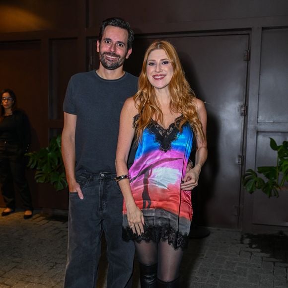 Ao lado do marido, Dani Calabresa escolheu um vestido diferentão com renda e estampa de surfista