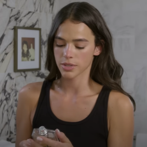 Bruna Marquezine mencionou: 'E isso é algo de que tenho muito orgulho, porque as pessoas elogiam muito meu cheiro', pontuou a atriz.
