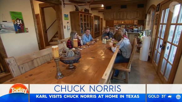 Com acabamentos em madeira, o rancho no Texas de Chuck Norris aposta em uma estética marcante e acolhedora, com uma pegada rústica que reforça a conexão com a natureza