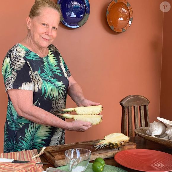 Em seguida, Lucinha Lins salpica sal grosso ou flor de sal em cima do abacaxi para contrastar o doce