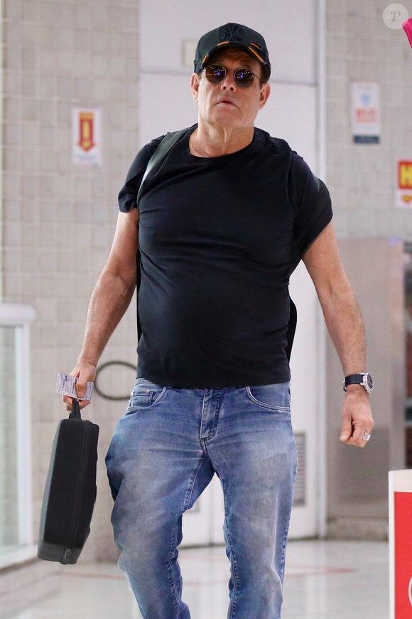 Sérgio Mallandro debochou após ator ser preso em flagrante por efetuar disparos no palco do 'Festa do Mallandro': 'Foi dado por algum concorrente. Foi tudo uma brincadeira, a plateia sabia e correu para dar veracidade à história. Está tudo gravado para comprovar'