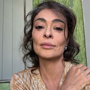 A chamada 'névoa mental' foi o sintoma que mais assustou Juliana Paes. "Cara, hoje eu estou muito avoada, sabe? Não estou conseguindo concatenar", desabafou a atriz que na foto aparece caracterizada da personagem ’Jacutinga’ no remake da novela 'Renascer' da TV Globo