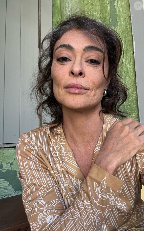 A chamada 'névoa mental' foi o sintoma que mais assustou Juliana Paes. "Cara, hoje eu estou muito avoada, sabe? Não estou conseguindo concatenar", desabafou a atriz que na foto aparece caracterizada da personagem ’Jacutinga’ no remake da novela 'Renascer' da TV Globo