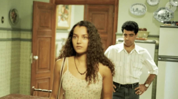 Neusa (Monica Carvalho) se casa com Mendonça (Fernando Wellington) no final da novela 'História de Amor'