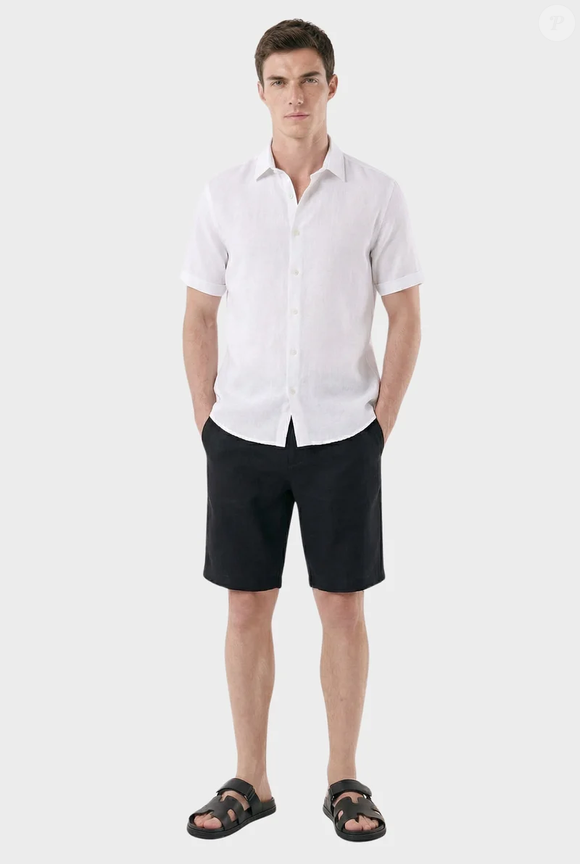 Com design minimalista e solado macio, a Sandália Masculina Ravello, da Fiorinni, combina com bermudas, calças de linho e produções casuais para os dias quentes