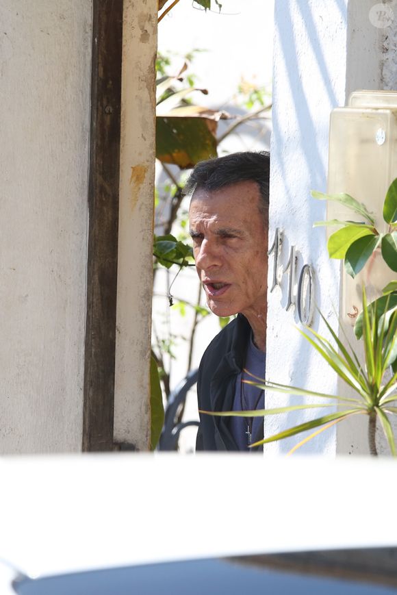 Mário Gomes tranquilizou os fãs após ser feito refém: 'Me puxaram pela camisa, rasgaram a minha camisa. Eles queriam dinheiro e joia'