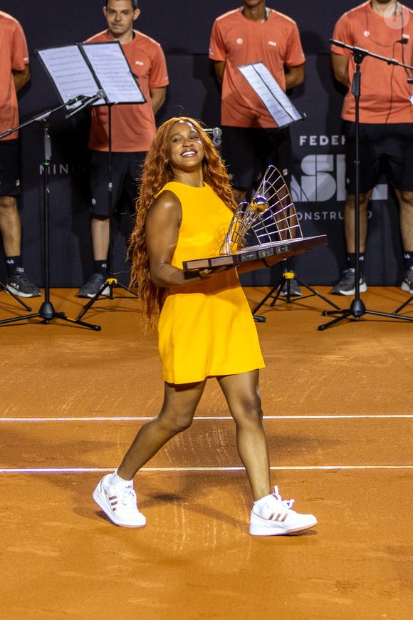 A ginasta Rebeca Andrade, estrela da cerimônia de abertura do Rio Open, escolheu um look impactante para entrar em quadra!