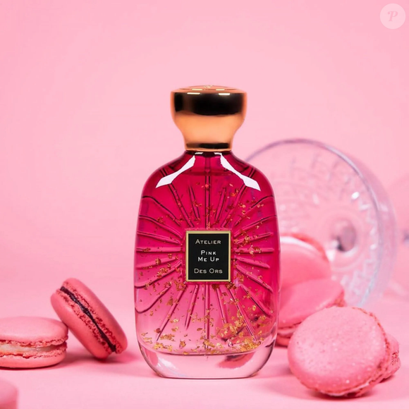 O Pink Me Up, da Atelier des Ors, combina bergamota, amora, champanhe e rosa centifolia em uma fragrância Floral Frutada com proposta luminosa, jovial e descontraída