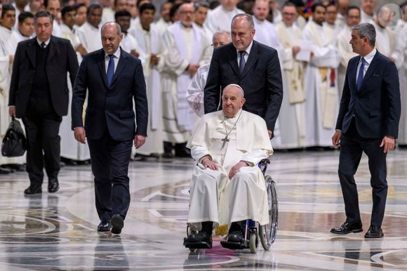 2024: de cadeira de rodas, Papa Francisco chega para presidir a Missa Crismal na Basílica de São Pedro