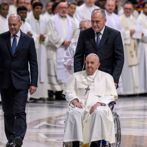 2024: de cadeira de rodas, Papa Francisco chega para presidir a Missa Crismal na Basílica de São Pedro