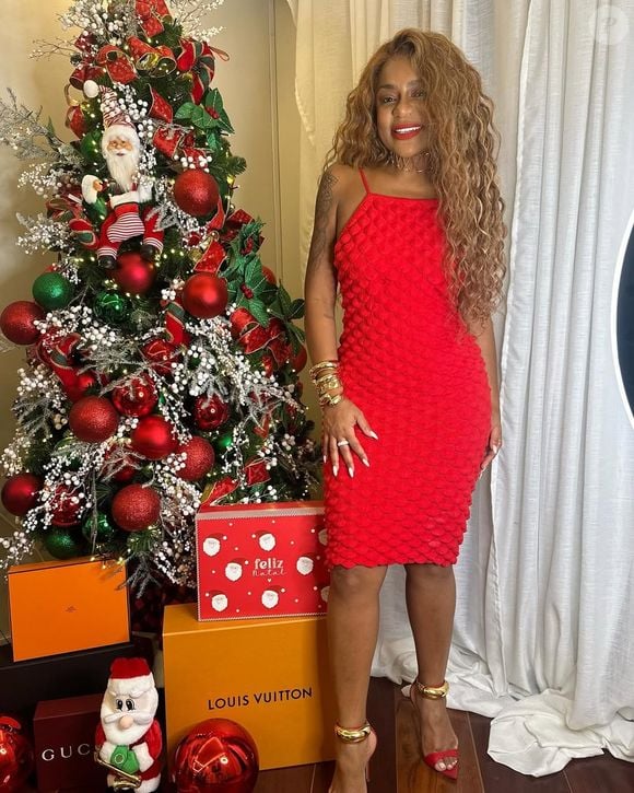 Cariúcha em um look vermelho de natal