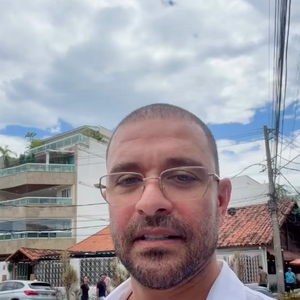 Diogo Nogueira votou neste domingo (04), no Recreio dos Bandeirantes, Zona Oeste do Rio de Janeiro