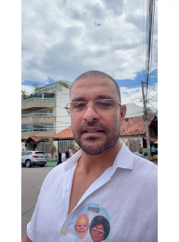 Diogo Nogueira votou neste domingo (04), no Recreio dos Bandeirantes, Zona Oeste do Rio de Janeiro