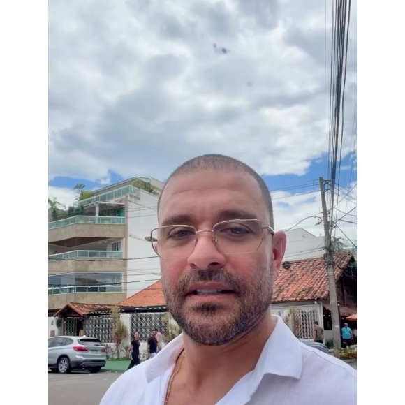Diogo Nogueira votou neste domingo (04), no Recreio dos Bandeirantes, Zona Oeste do Rio de Janeiro