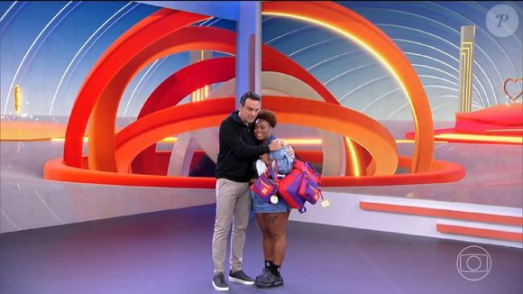 Tadeu Schmidt consolou Camilla depois da eliminação do 'BBB 25'