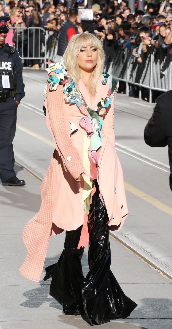 Antes e depois de Lady Gaga: 50 fotos que comprovam a evolução da moda e beleza da cantora desde 2005