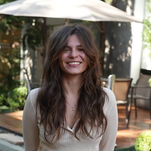 O corte borboleta com camadas de comprimentos variados adiciona movimento e volume.