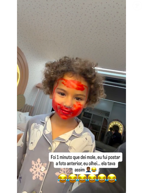 Neymar disse ter descuidado de Mavie por um instante, que já foi o suficiente para que a filha enchesse o rosto de batom