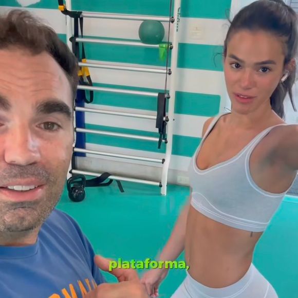 Já a legging, que custa R$ 920, reforça o caráter fashion do conjunto. Também produzida em tecido Airbrush matte, ela traz costuras que modelam o corpo e um detalhe em formato de coração na parte de trás, criando um efeito visual que destaca as curvas com sofisticação.