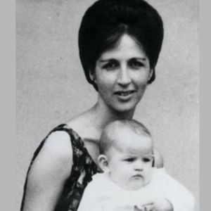 Nascida em 1963, essa bebê fofa no colo da mãe não imaginava que teria muitos 'súditos'; há pouco tempo revelou doença crônica e mudou a aparência. Reconhece?