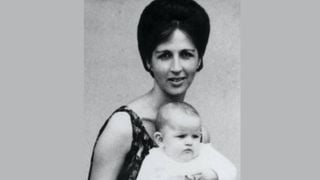 Há 62 anos, essa bebê carequinha não imaginava que teria fãs por todo o mundo; há pouco tempo revelou doença crônica e mudou a aparência. Reconhece?