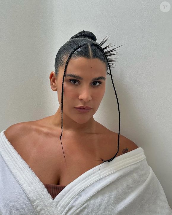 Nas redes sociais, Giulia Costa encanta seguidores com muita beleza