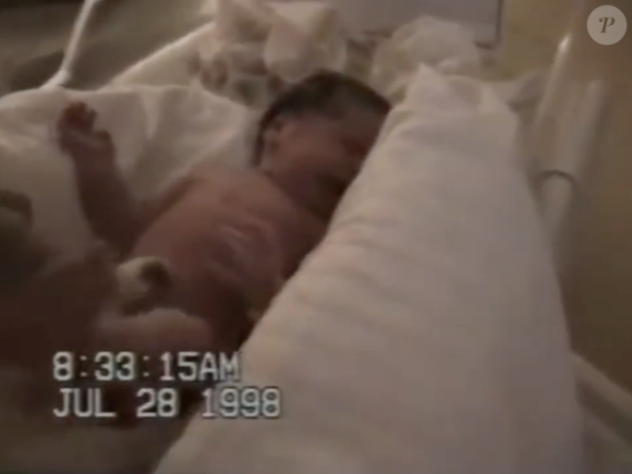 Jornal Nacional compartilhou as primeiras imagens de Sasha Meneghel na maternidade, logo após o nascimento