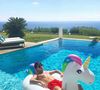 Filho de Didier Deschamps, Dylan Deschamps já mostrou momento de lazer na piscina da casa de luxo da família
