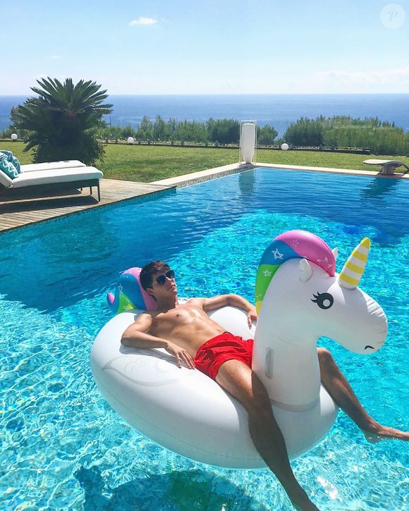 Filho de Didier Deschamps, Dylan Deschamps já mostrou momento de lazer na piscina da casa de luxo da família