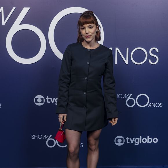 Alice Wegmann incorpora Solange Duprat em evento da Globo
