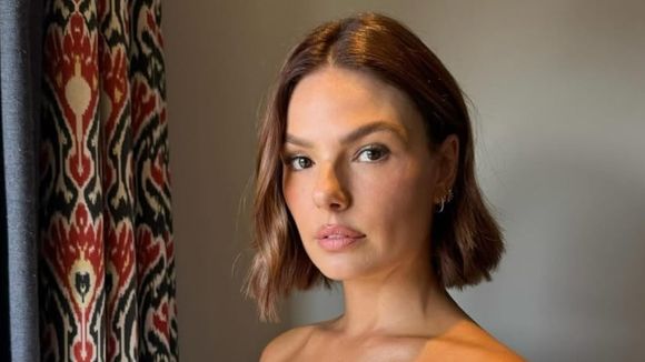 Vestido de noiva de Isis Valverde: atriz aposta em look silhueta princesa deslumbrante com decote ombro a ombro para casamento com Marcus Buaiz. Fotos!