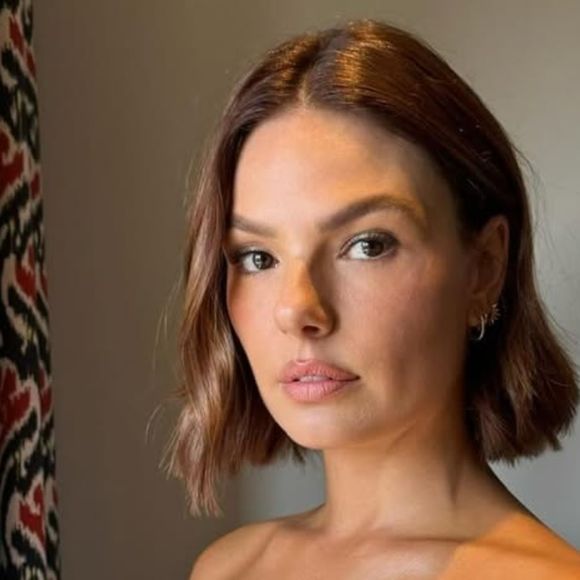 Vestido de noiva de Isis Valverde: atriz aposta em look com silhueta princesa e decote ombro a ombro para casamento com Marcus Buaiz