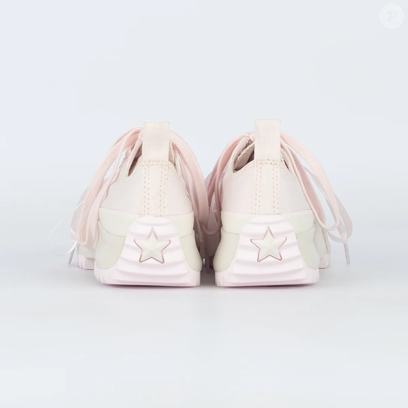 O Converse Run Star Hike Ox Peached Pretty Pink Amendoa Pink é confeccionado em tecido de algodão tipo lona e conta com palmilhas SmartFOAM, desenvolvidas para proporcionar melhor amortecimento. O modelo também mantém o icônico patch no calcanhar, com a assinatura de Chuck Taylor representada pela estrela