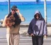 Bruna Marquezine deixa os tênis de lado e aposta em clog preto para passeio com Shawn Mendes no Rio