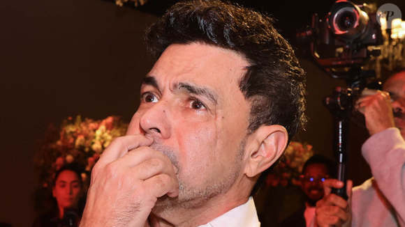 Irritado, Zezé afirmou que não concordava com esse tipo de associação e chegou a pedir que seu especial de Natal não fosse exibido pela emissora, alegando que não queria sua imagem ligada a figuras políticas com as quais diz discordar