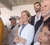 Débora Bloch escolheu um conjunto de blazer branco super elegante para o casamento da filha