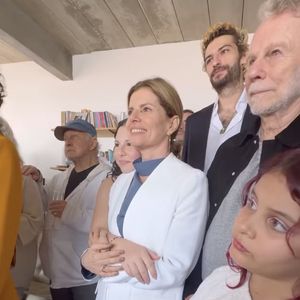 Débora Bloch escolheu um conjunto de blazer branco super elegante para o casamento da filha